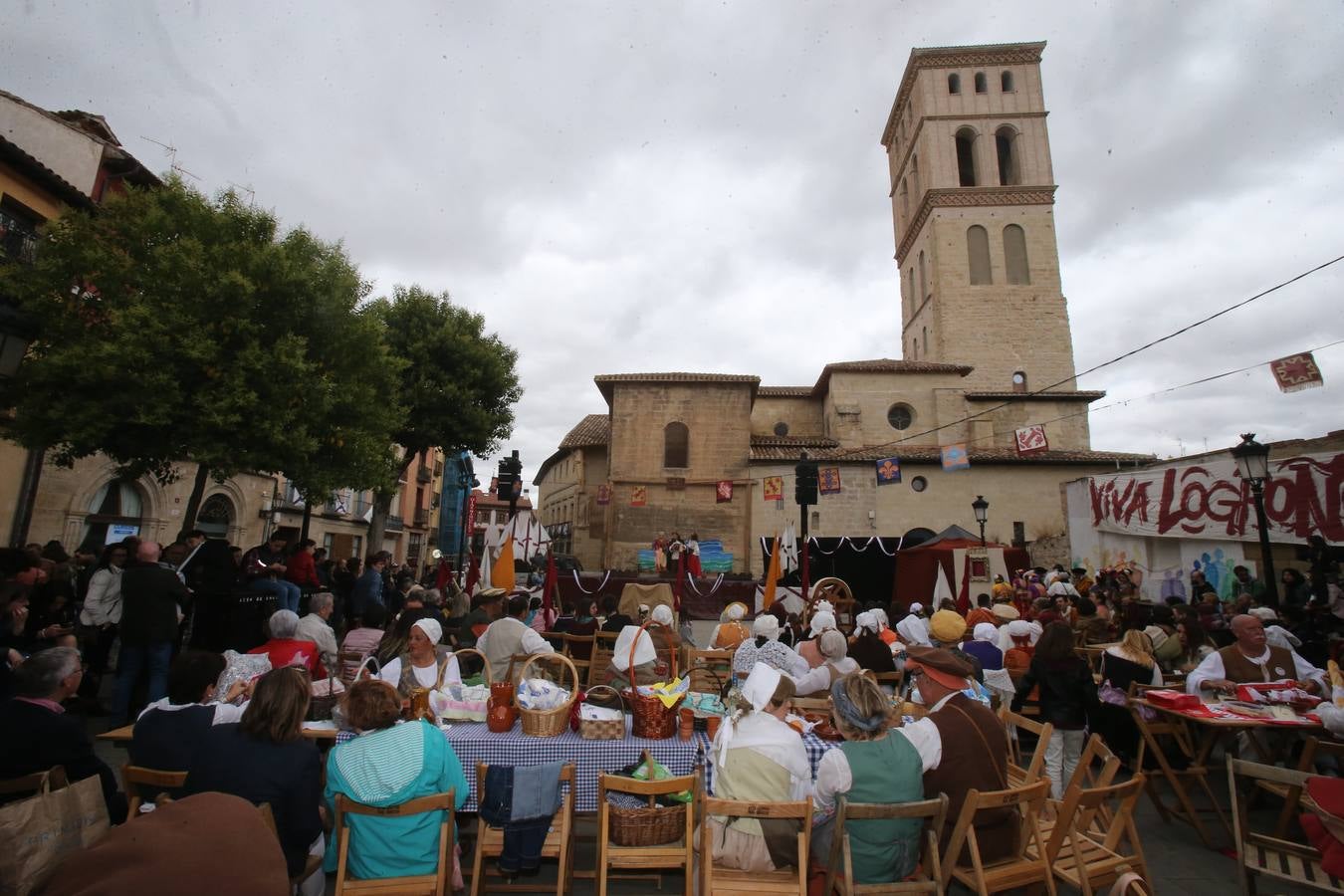 Fotos: Teatro y actuaciones en la calle por San Bernabé