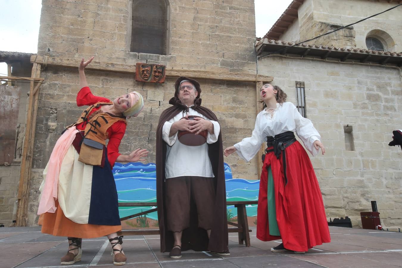 Fotos: Teatro y actuaciones en la calle por San Bernabé