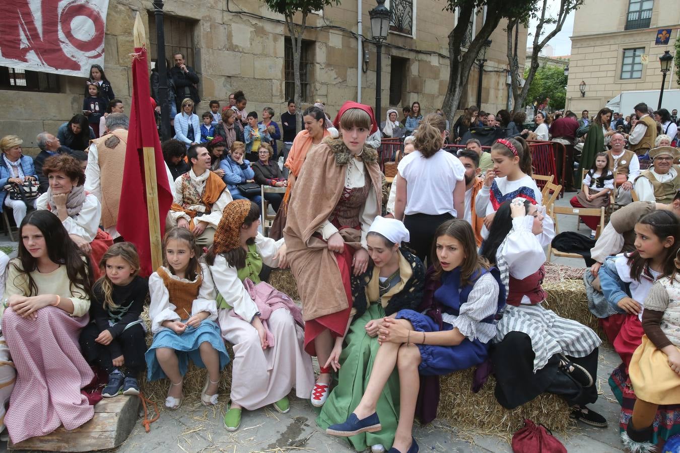 Fotos: Teatro y actuaciones en la calle por San Bernabé