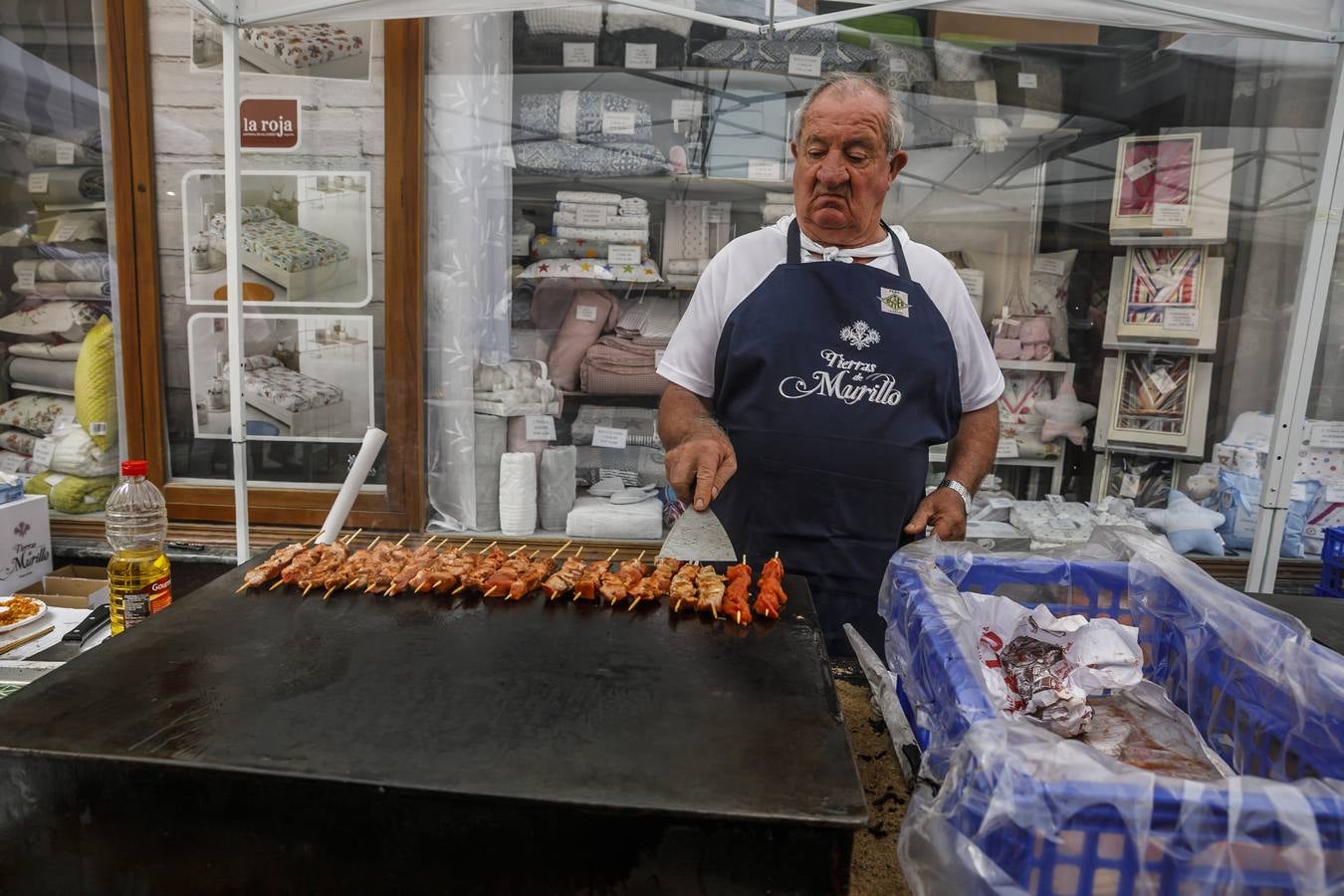 Fotos: Degustación de zapatilla de jamón, de la Asociación de vecinos del Centro Histórico, y de Pincho Moruno, de Peña Áster, y de chorizo, de