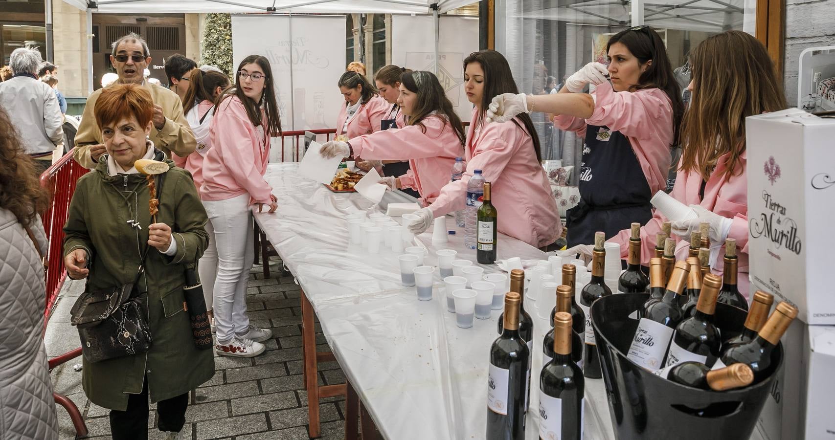 Fotos: Degustación de zapatilla de jamón, de la Asociación de vecinos del Centro Histórico, y de Pincho Moruno, de Peña Áster, y de chorizo, de