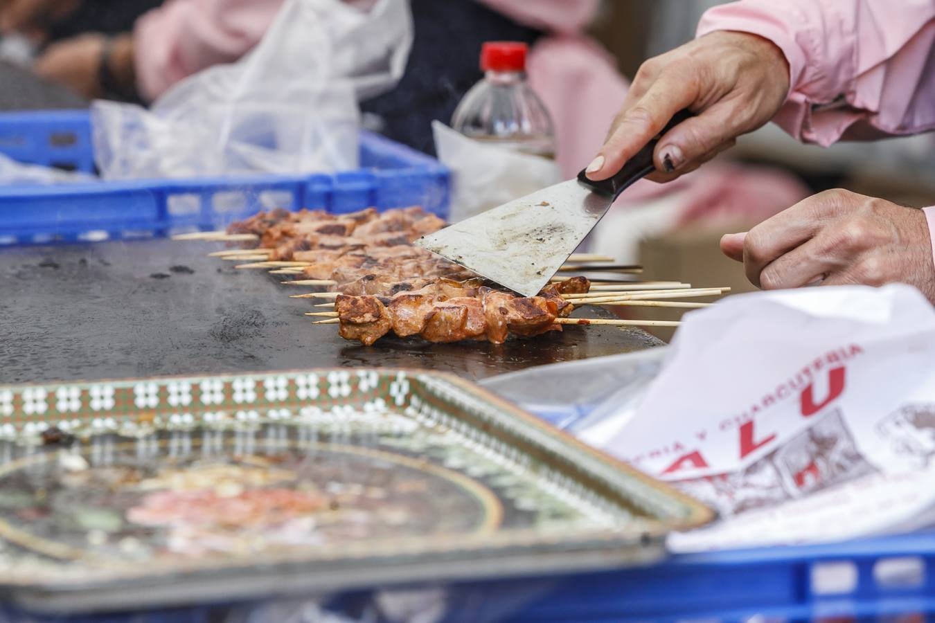 Fotos: Degustación de zapatilla de jamón, de la Asociación de vecinos del Centro Histórico, y de Pincho Moruno, de Peña Áster, y de chorizo, de