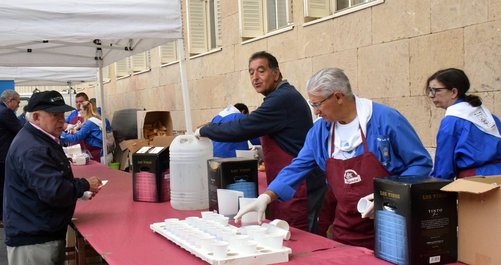 Fotos: Degustación de zapatilla de jamón, de la Asociación de vecinos del Centro Histórico, y de Pincho Moruno, de Peña Áster, y de chorizo, de