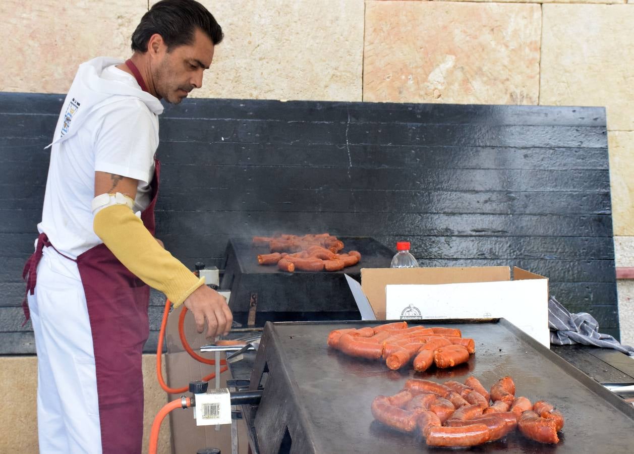 Fotos: Degustación de zapatilla de jamón, de la Asociación de vecinos del Centro Histórico, y de Pincho Moruno, de Peña Áster, y de chorizo, de