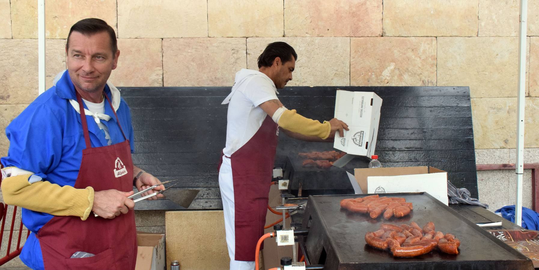 Fotos: Degustación de zapatilla de jamón, de la Asociación de vecinos del Centro Histórico, y de Pincho Moruno, de Peña Áster, y de chorizo, de