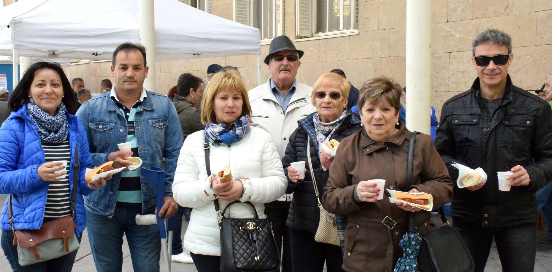 Fotos: Degustación de zapatilla de jamón, de la Asociación de vecinos del Centro Histórico, y de Pincho Moruno, de Peña Áster, y de chorizo, de