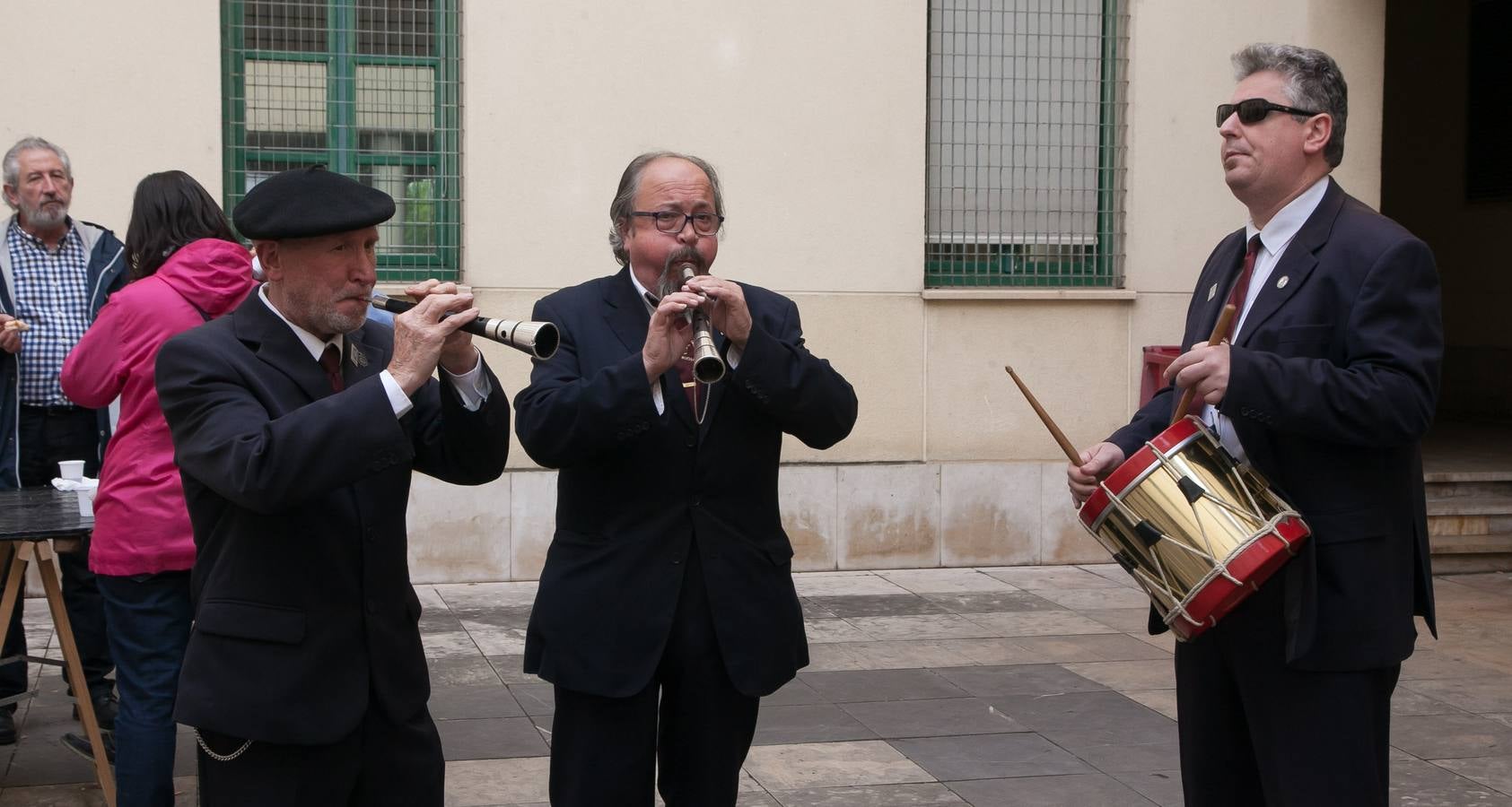 Fotos: Degustación de zapatilla de jamón, de la Asociación de vecinos del Centro Histórico, y de Pincho Moruno, de Peña Áster, y de chorizo, de