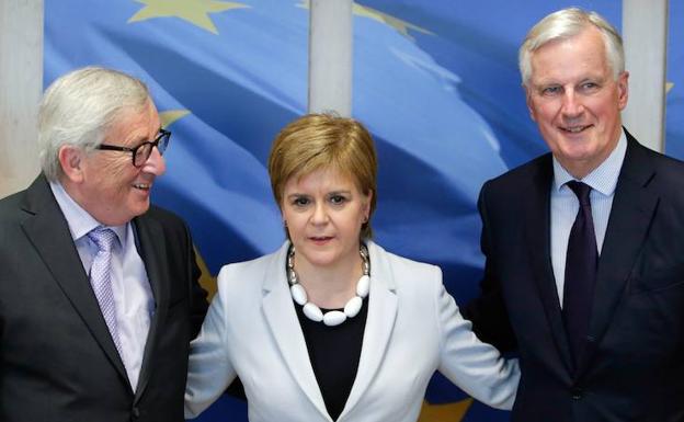 Jean Claude Juncker, Nicola Sturgeon y Michel Barnier.