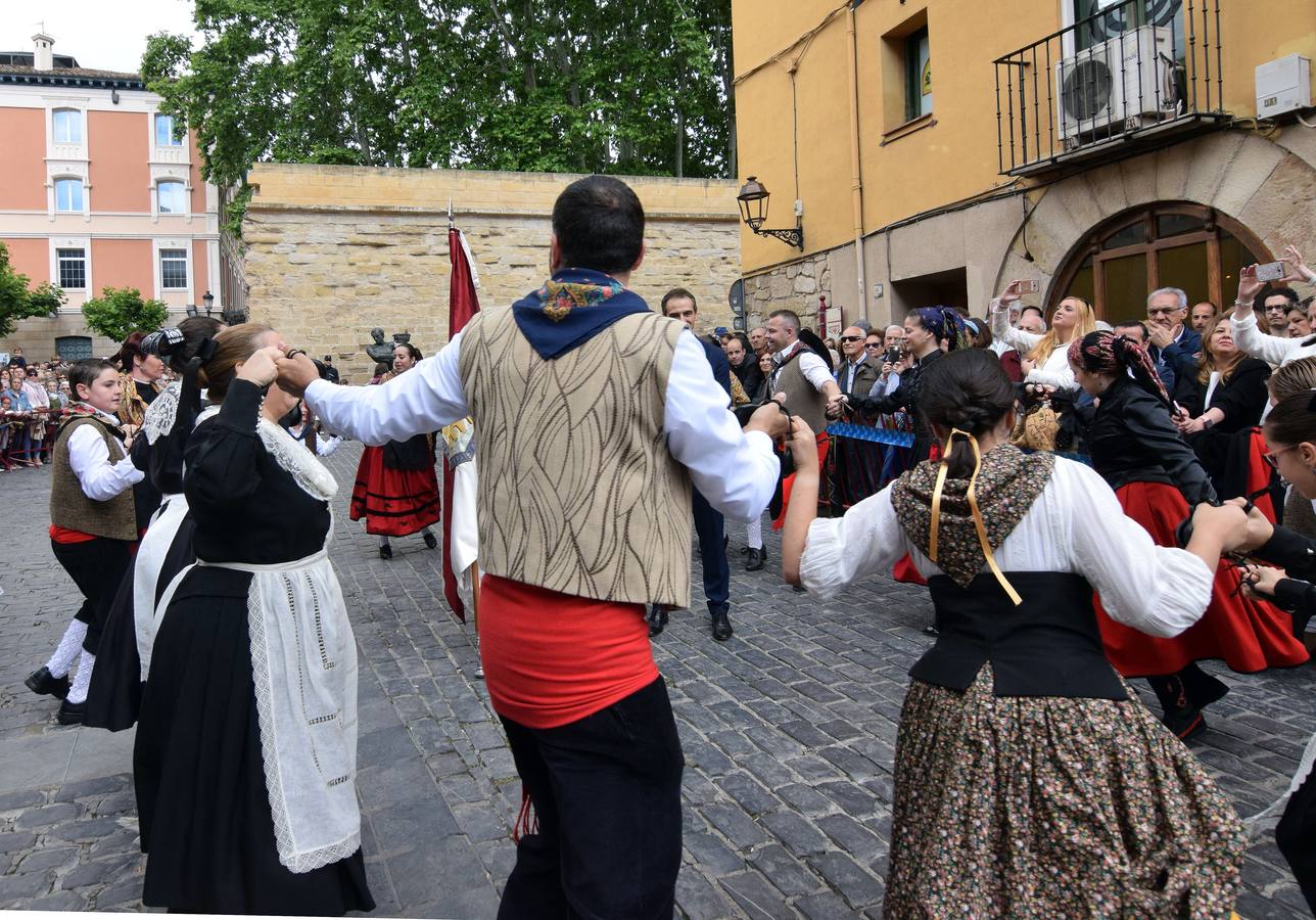 La plaza del Parlamento y la calle Once de Junio han sido testigos de este acto amenizado con el baile