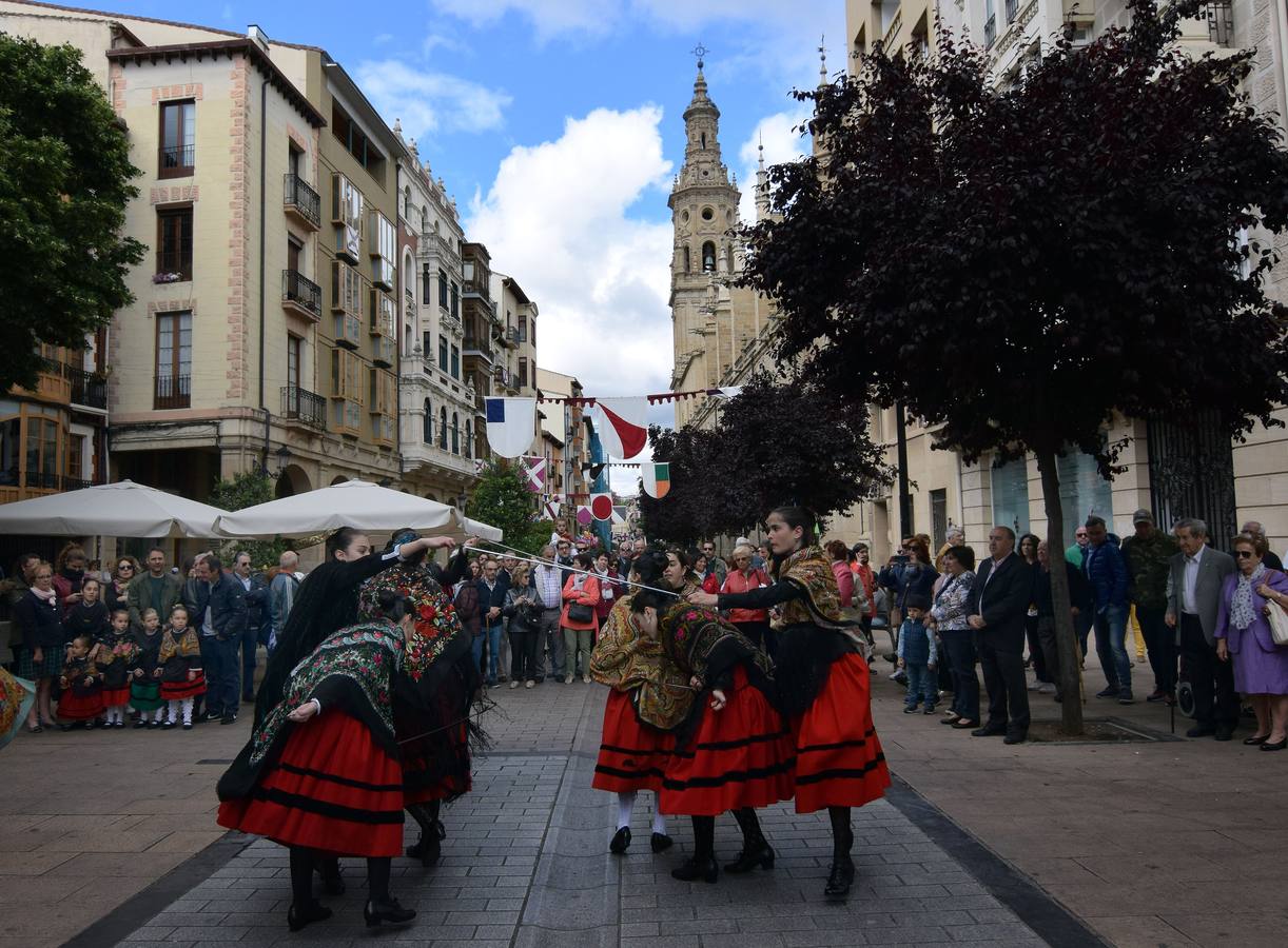 La plaza del Parlamento y la calle Once de Junio han sido testigos de este acto amenizado con el baile