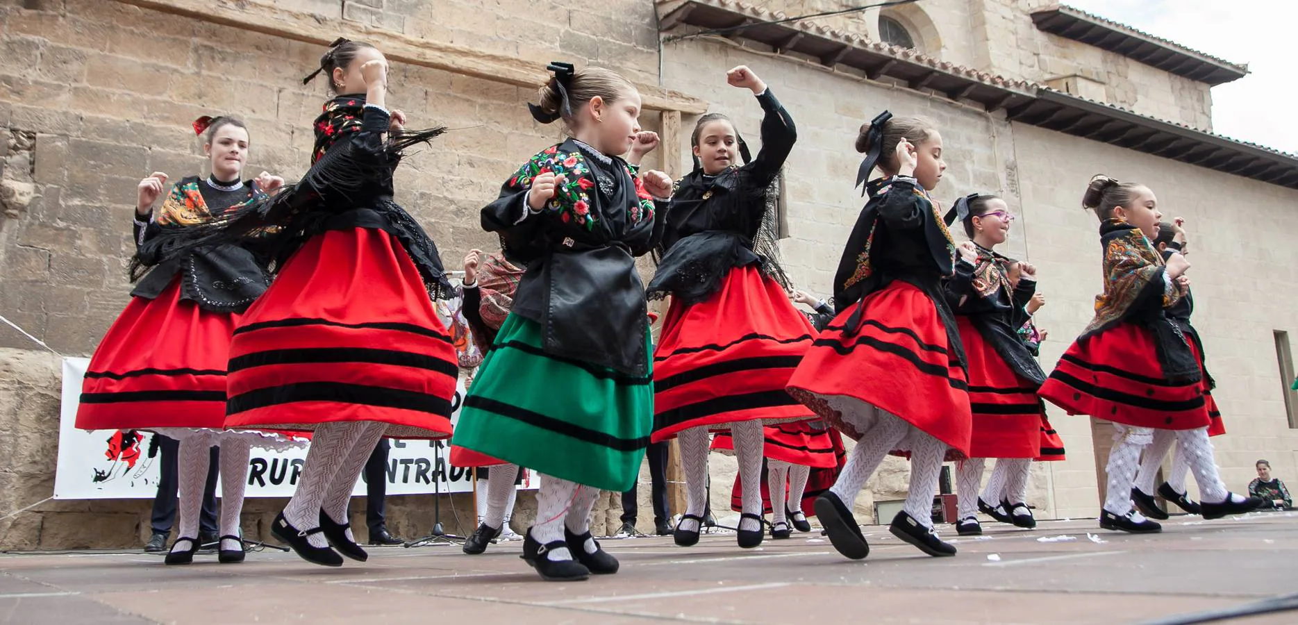 Fotos: Exaltación del folclore en la plaza de San Bartolomé