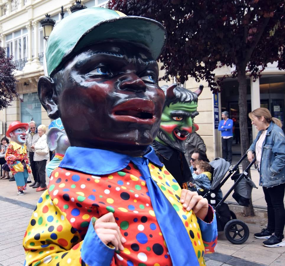 Fotos: Los Gigantes y Cabezudos divierten a pequeños y mayores en la mañana de San Bernabé