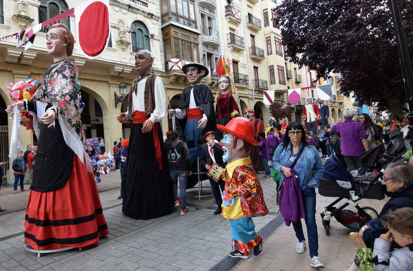 Fotos: Los Gigantes y Cabezudos divierten a pequeños y mayores en la mañana de San Bernabé