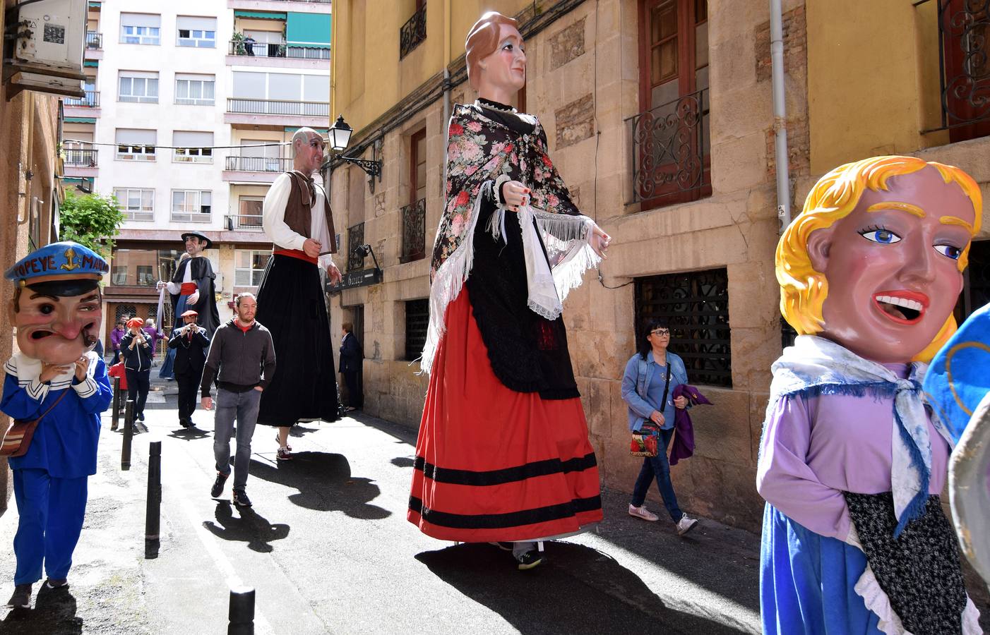 Fotos: Los Gigantes y Cabezudos divierten a pequeños y mayores en la mañana de San Bernabé