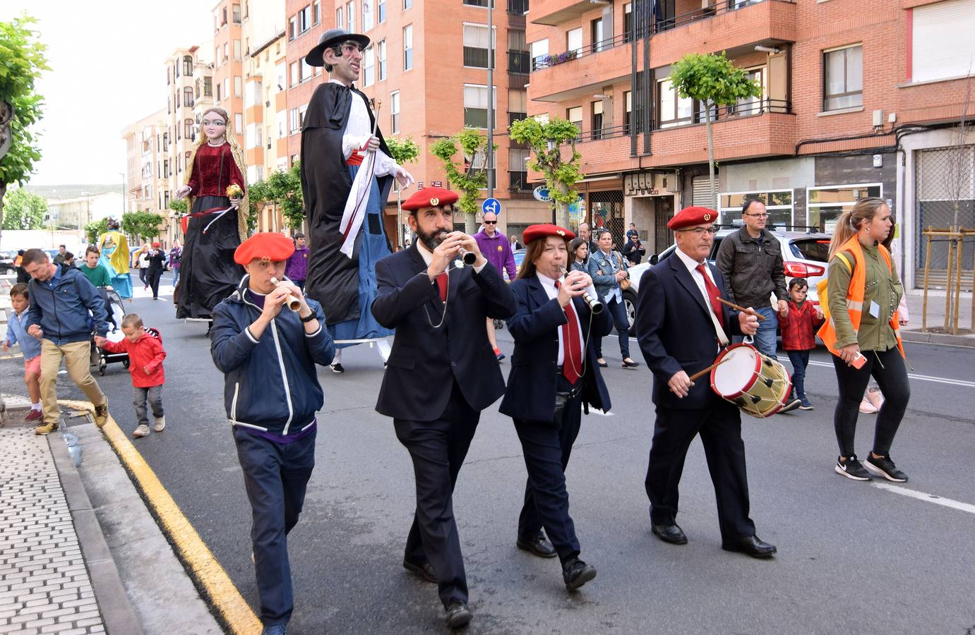 Fotos: Los Gigantes y Cabezudos divierten a pequeños y mayores en la mañana de San Bernabé