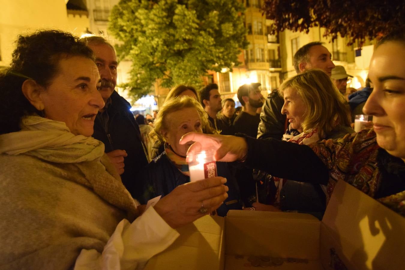 La Cofradía de San Bernabé celebró el encendido de luminarias en cumplimento del Voto de San Bernabé.