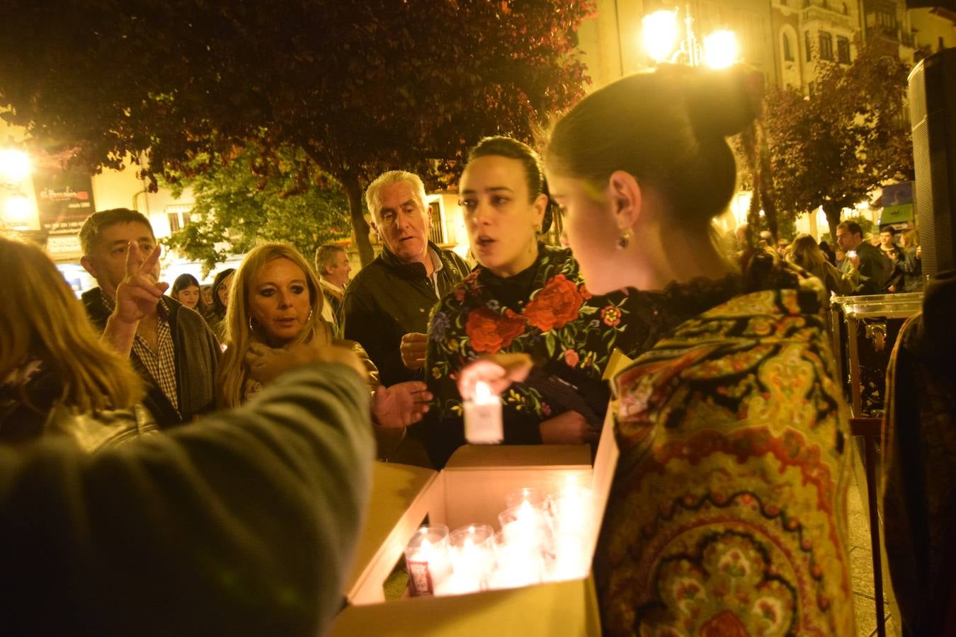 La Cofradía de San Bernabé celebró el encendido de luminarias en cumplimento del Voto de San Bernabé.