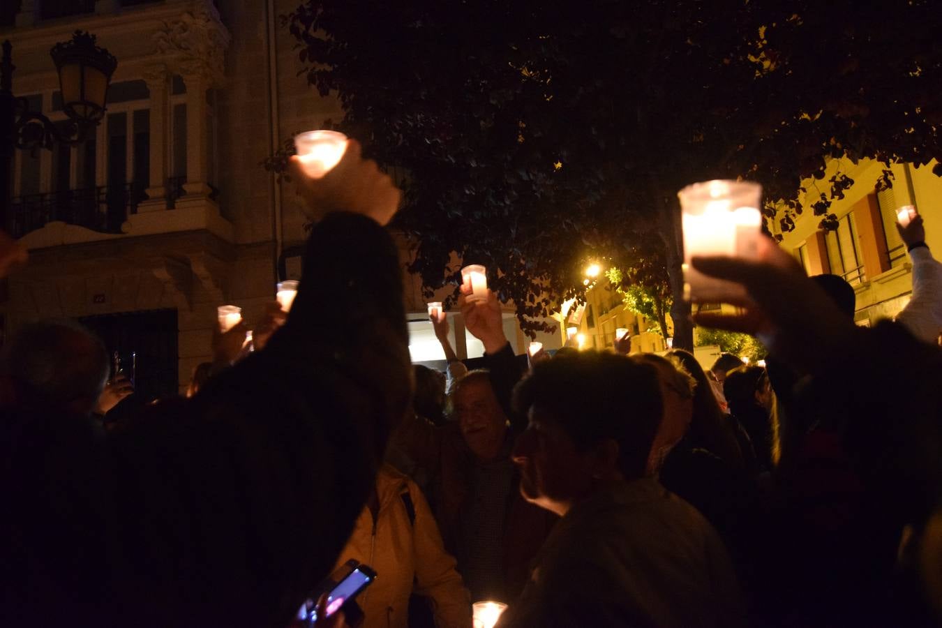 La Cofradía de San Bernabé celebró el encendido de luminarias en cumplimento del Voto de San Bernabé.