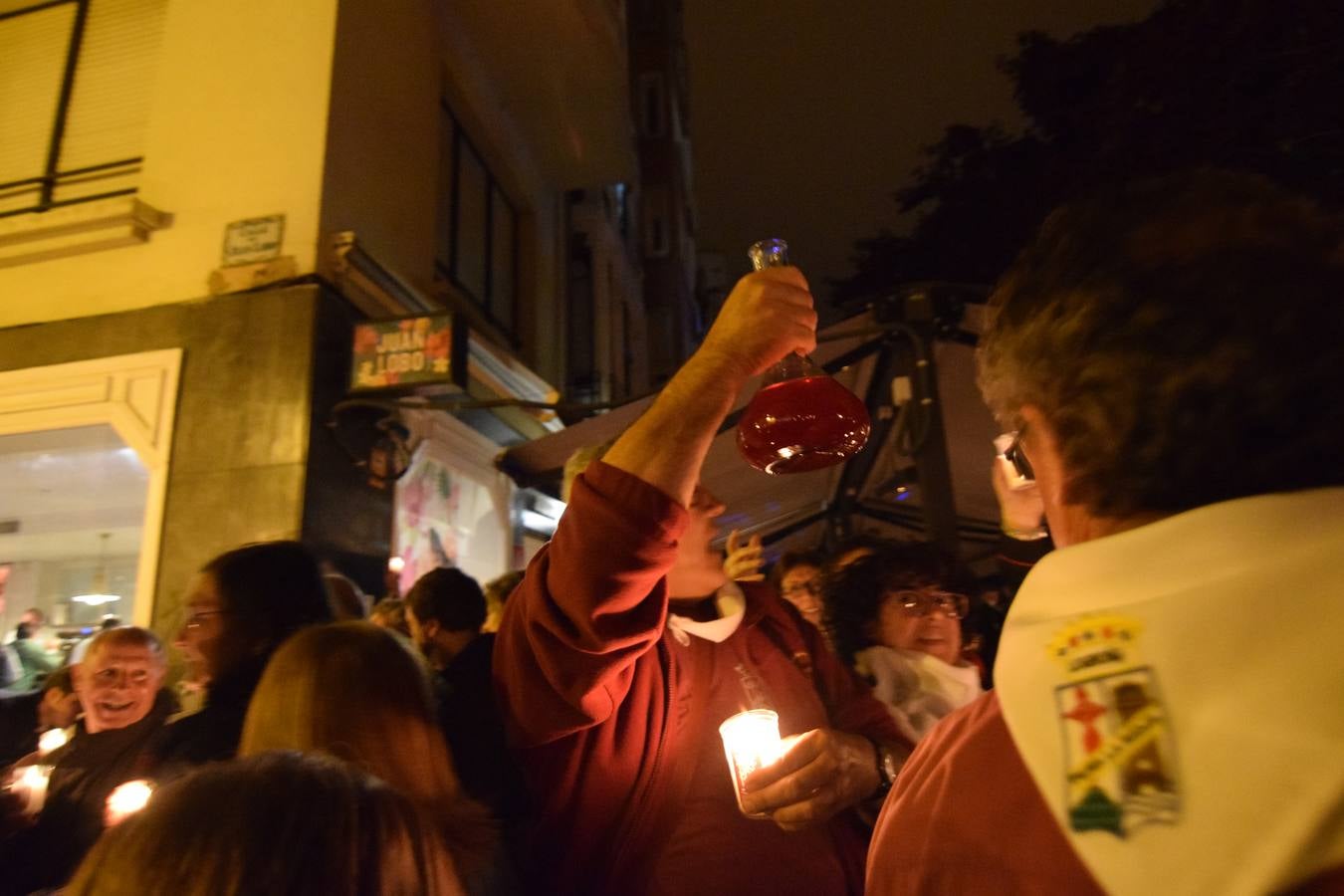 La Cofradía de San Bernabé celebró el encendido de luminarias en cumplimento del Voto de San Bernabé.