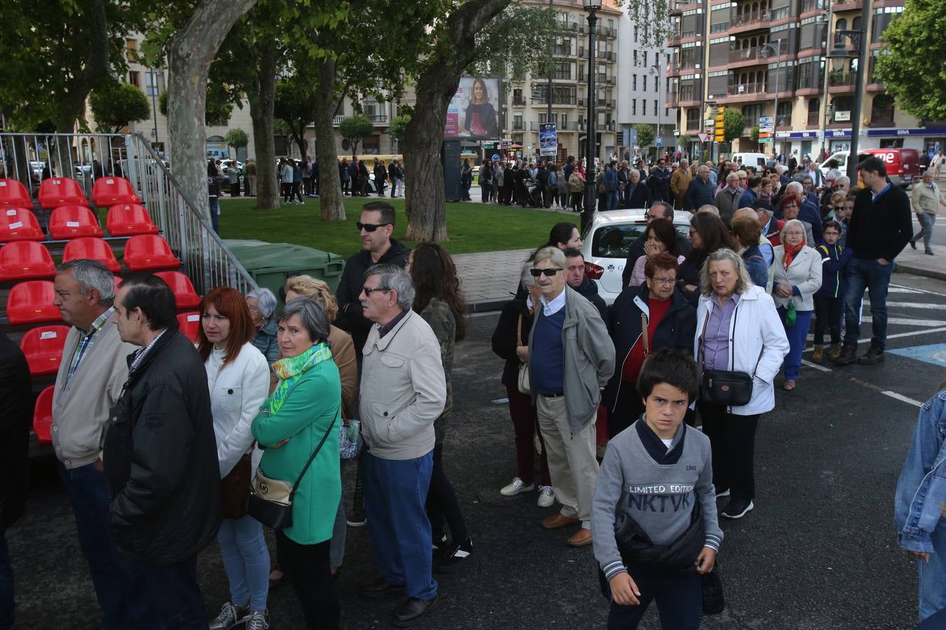 Fotos: Reparto del pez y el pan en San Bernabé (I)