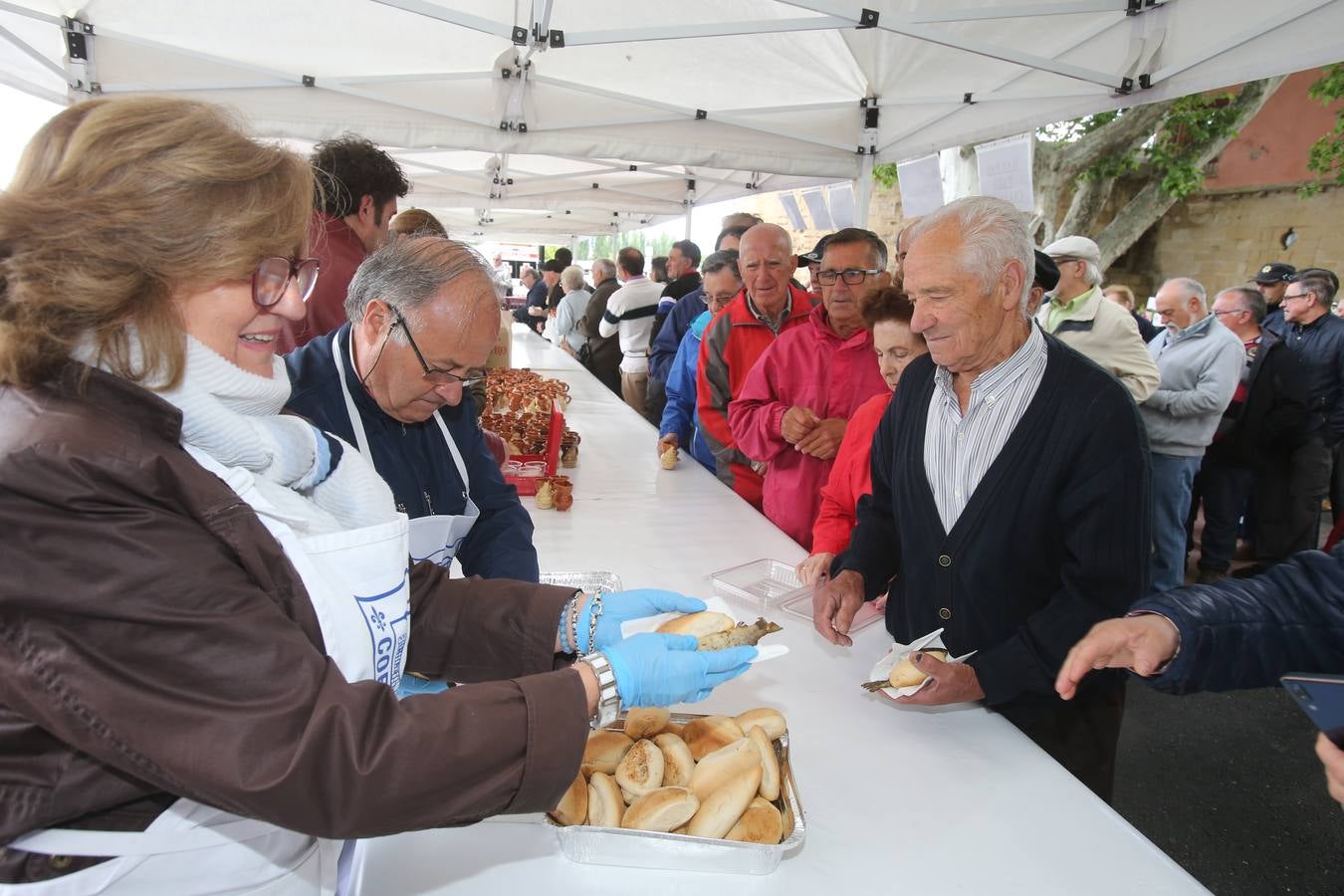 Fotos: Reparto del pez y el pan en San Bernabé (I)