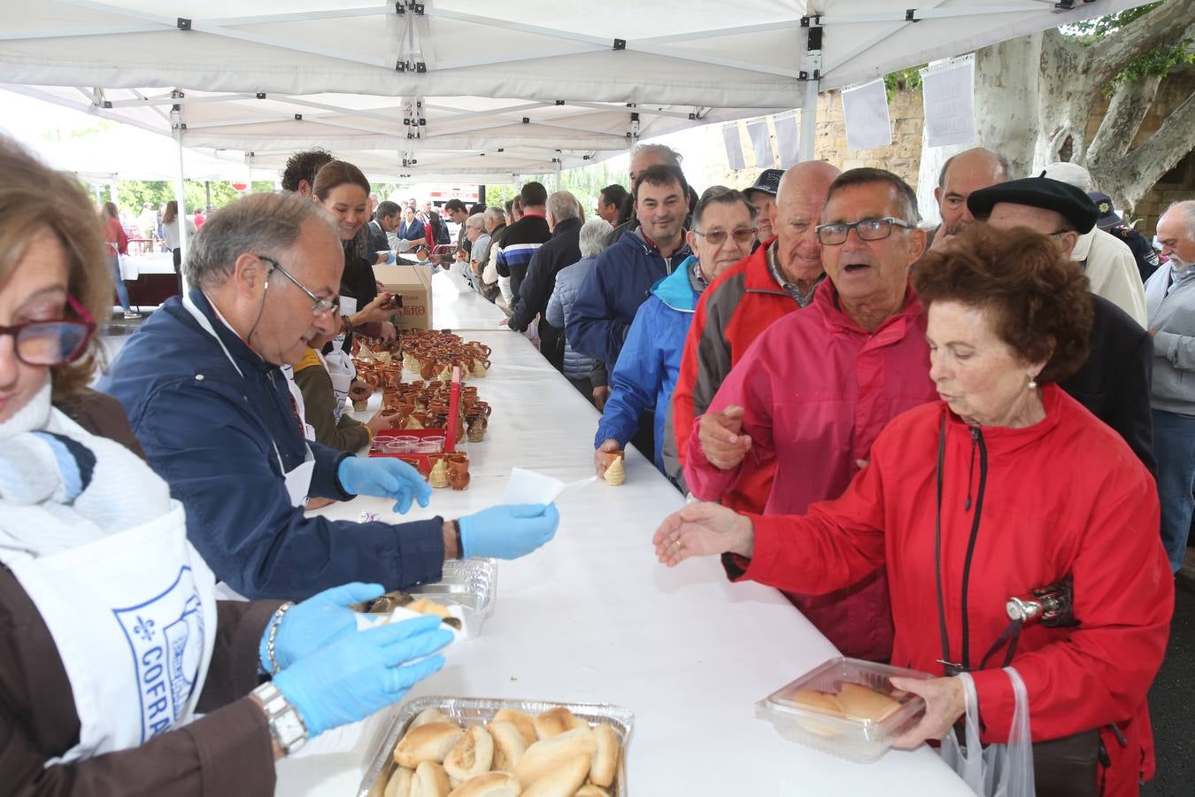 Fotos: Reparto del pez y el pan en San Bernabé (I)