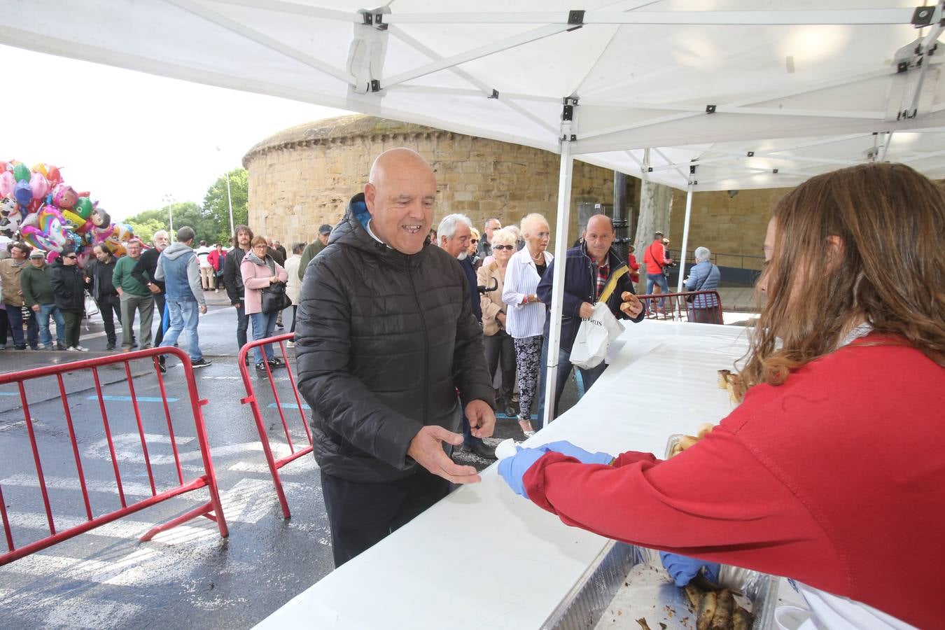 Fotos: Reparto del pez y el pan en San Bernabé (I)