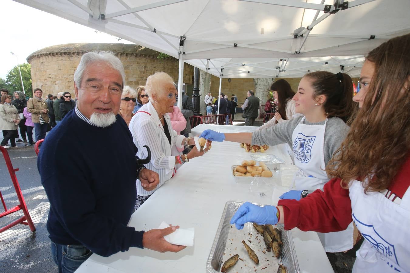 Fotos: Reparto del pez y el pan en San Bernabé (I)