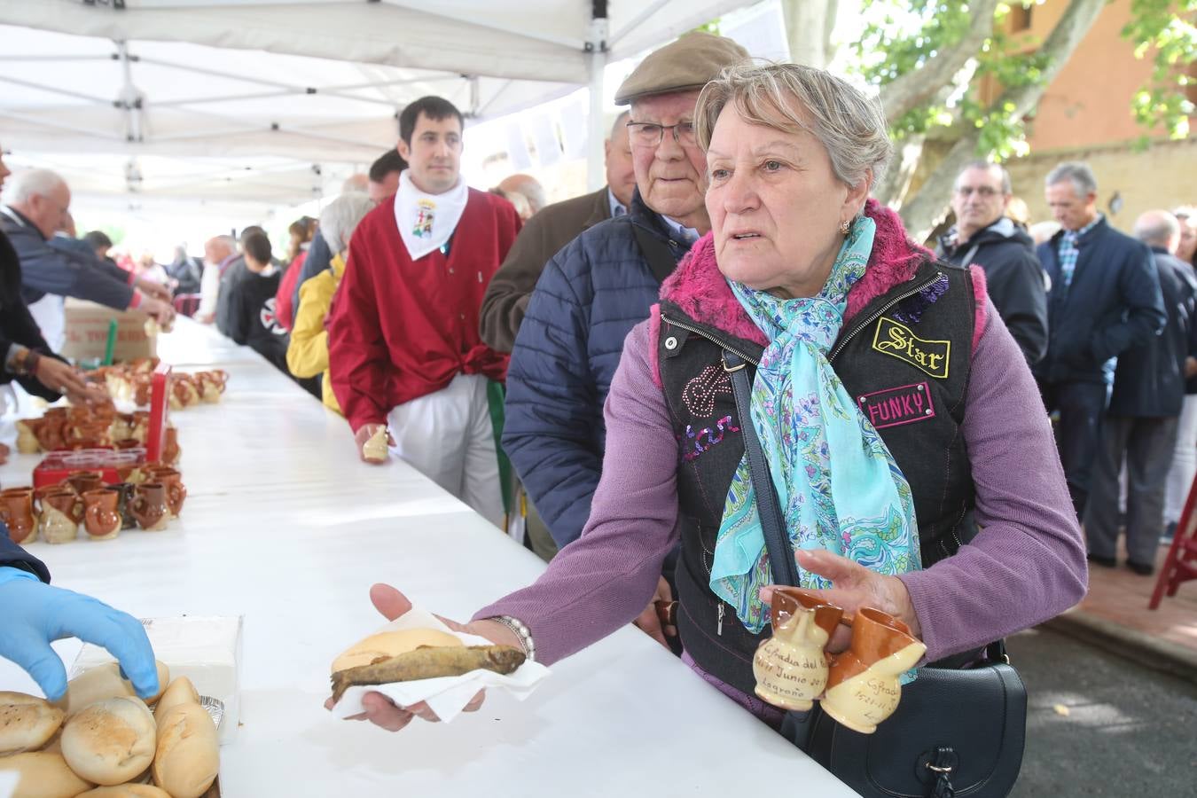 Fotos: Reparto del pez y el pan en San Bernabé (I)