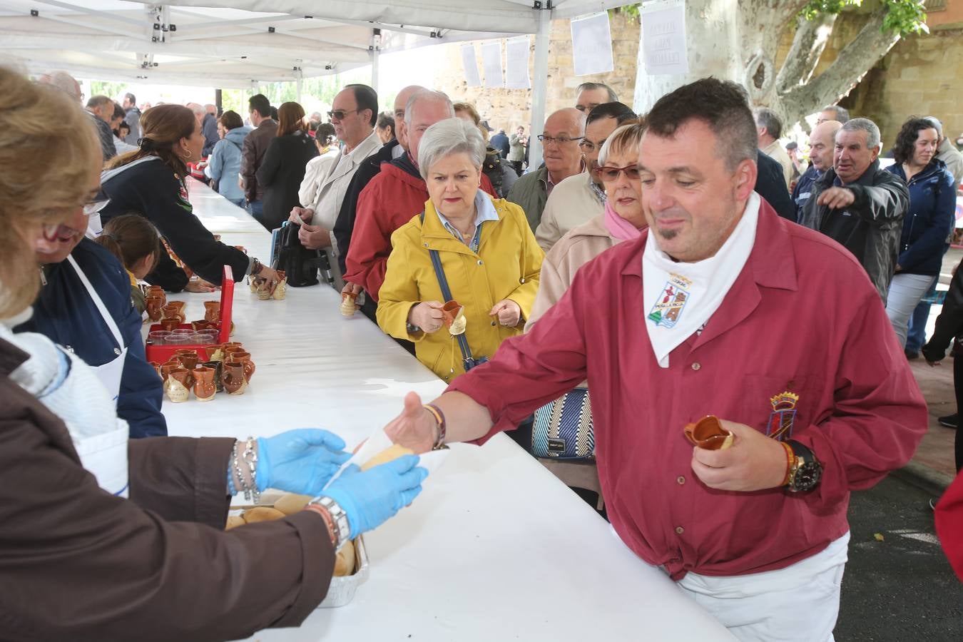 Fotos: Reparto del pez y el pan en San Bernabé (I)