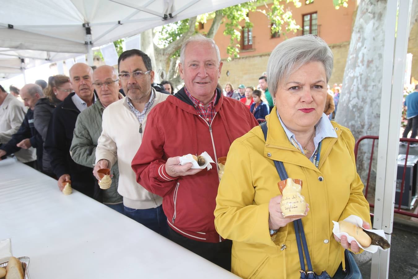 Fotos: Reparto del pez y el pan en San Bernabé (I)