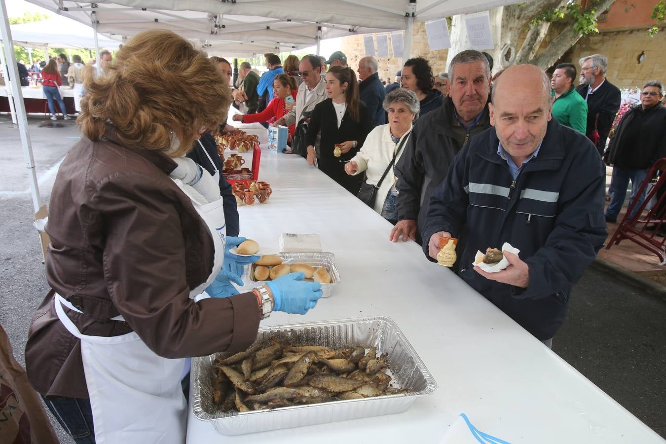 Fotos: Reparto del pez y el pan en San Bernabé (I)