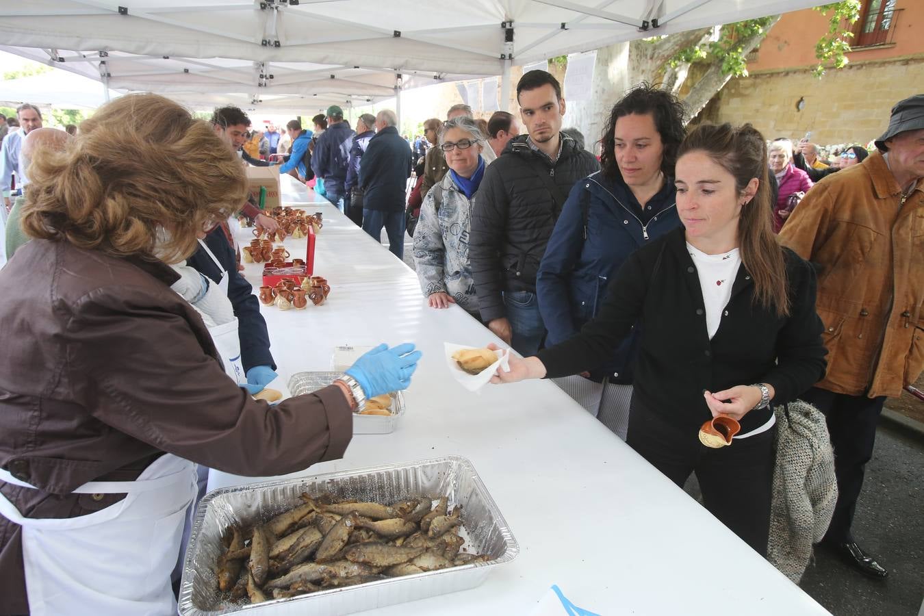 Fotos: Reparto del pez y el pan en San Bernabé (I)