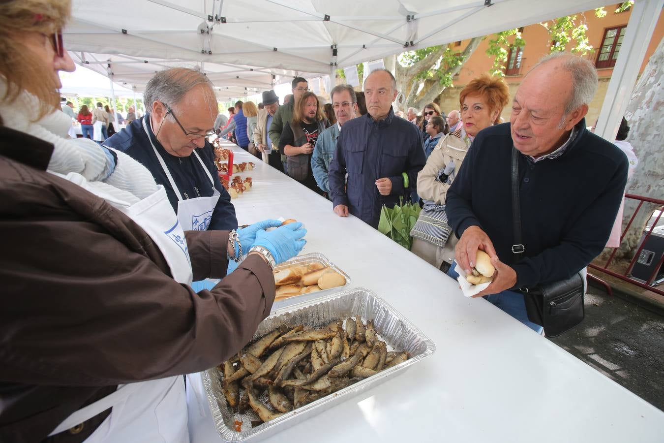 Fotos: Reparto del pez y el pan en San Bernabé (I)