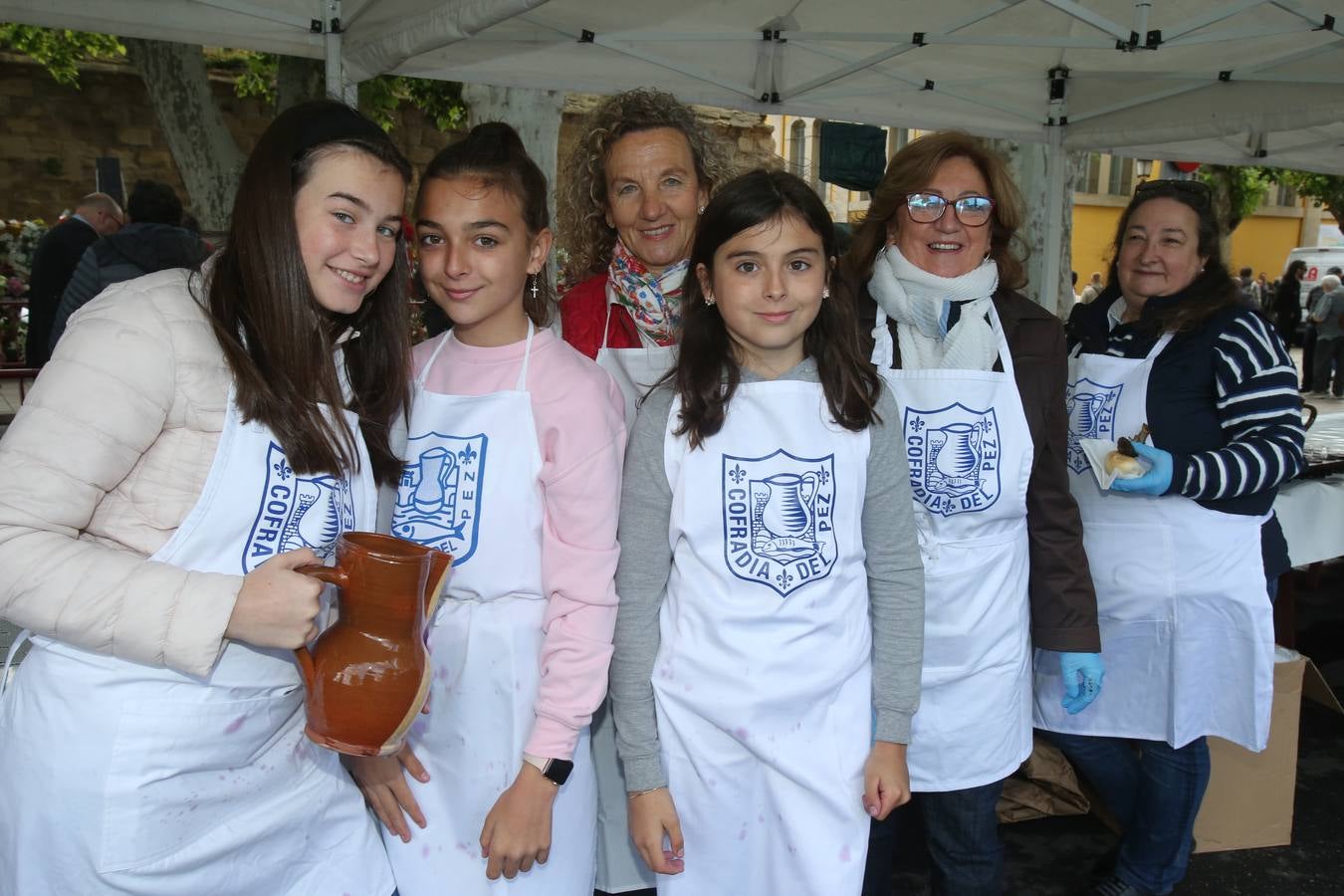 Fotos: Reparto del pez y el pan en San Bernabé (I)