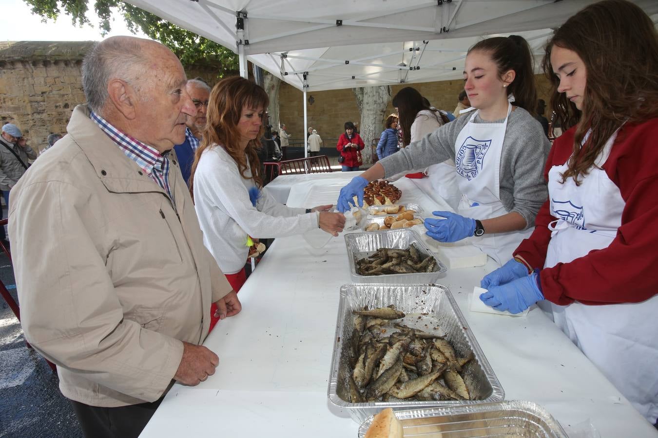 Fotos: Reparto del pez y el pan en San Bernabé (I)