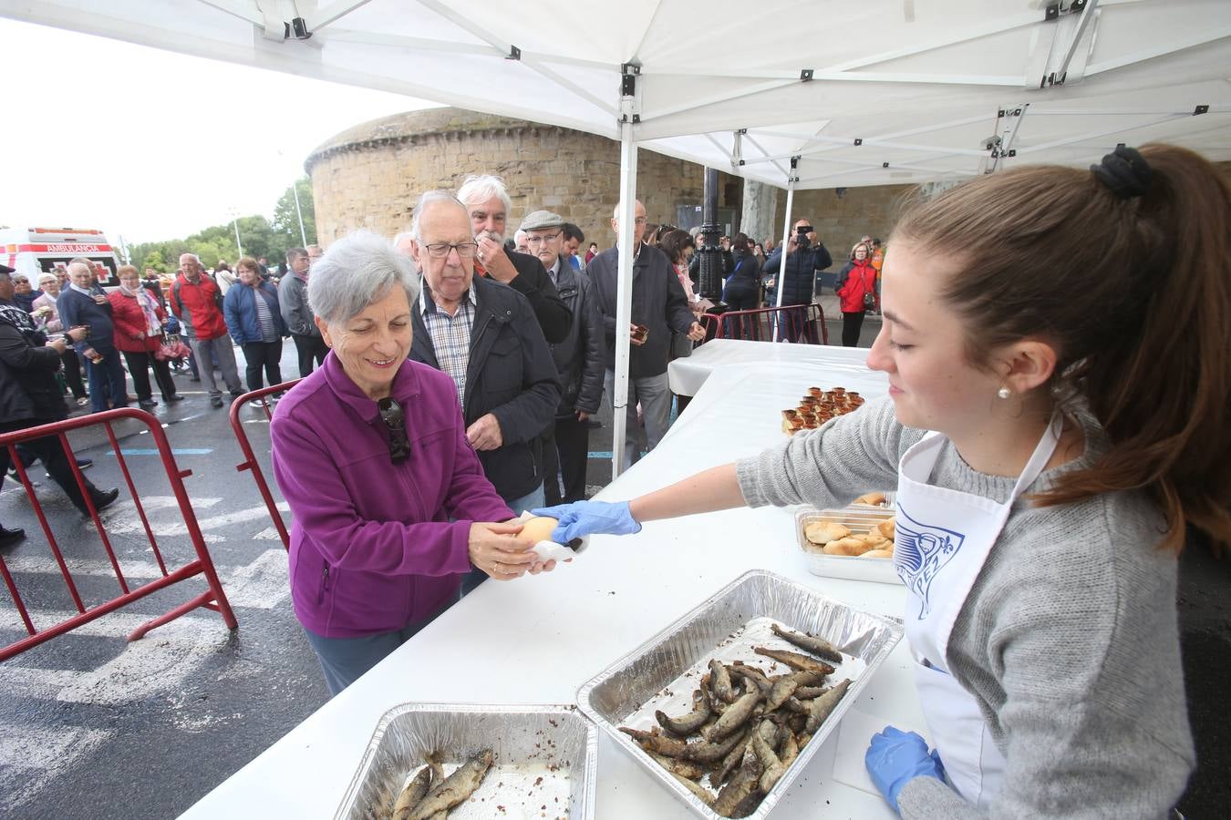 Fotos: Reparto del pez y el pan en San Bernabé (II)