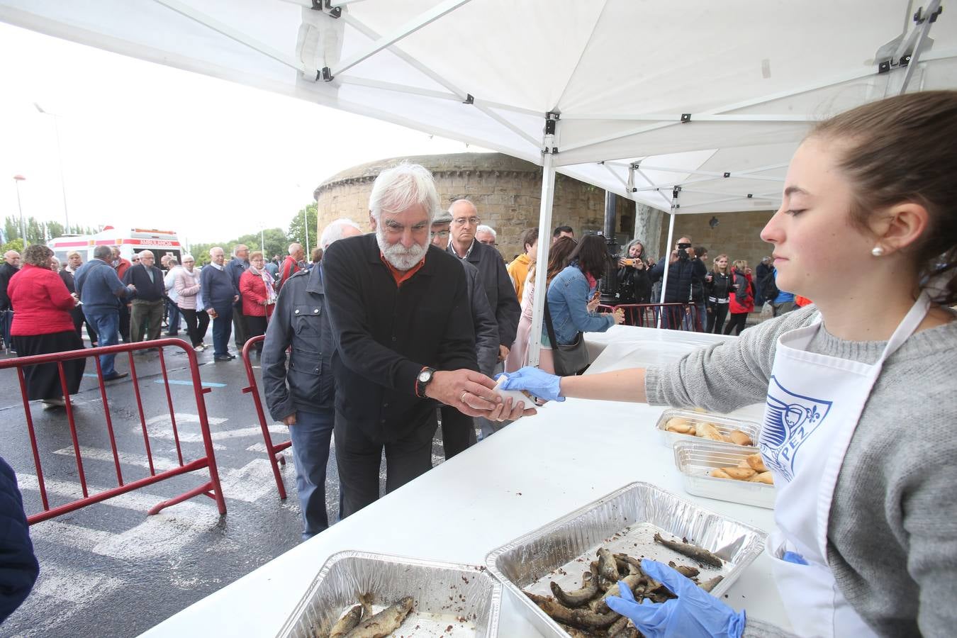 Fotos: Reparto del pez y el pan en San Bernabé (II)