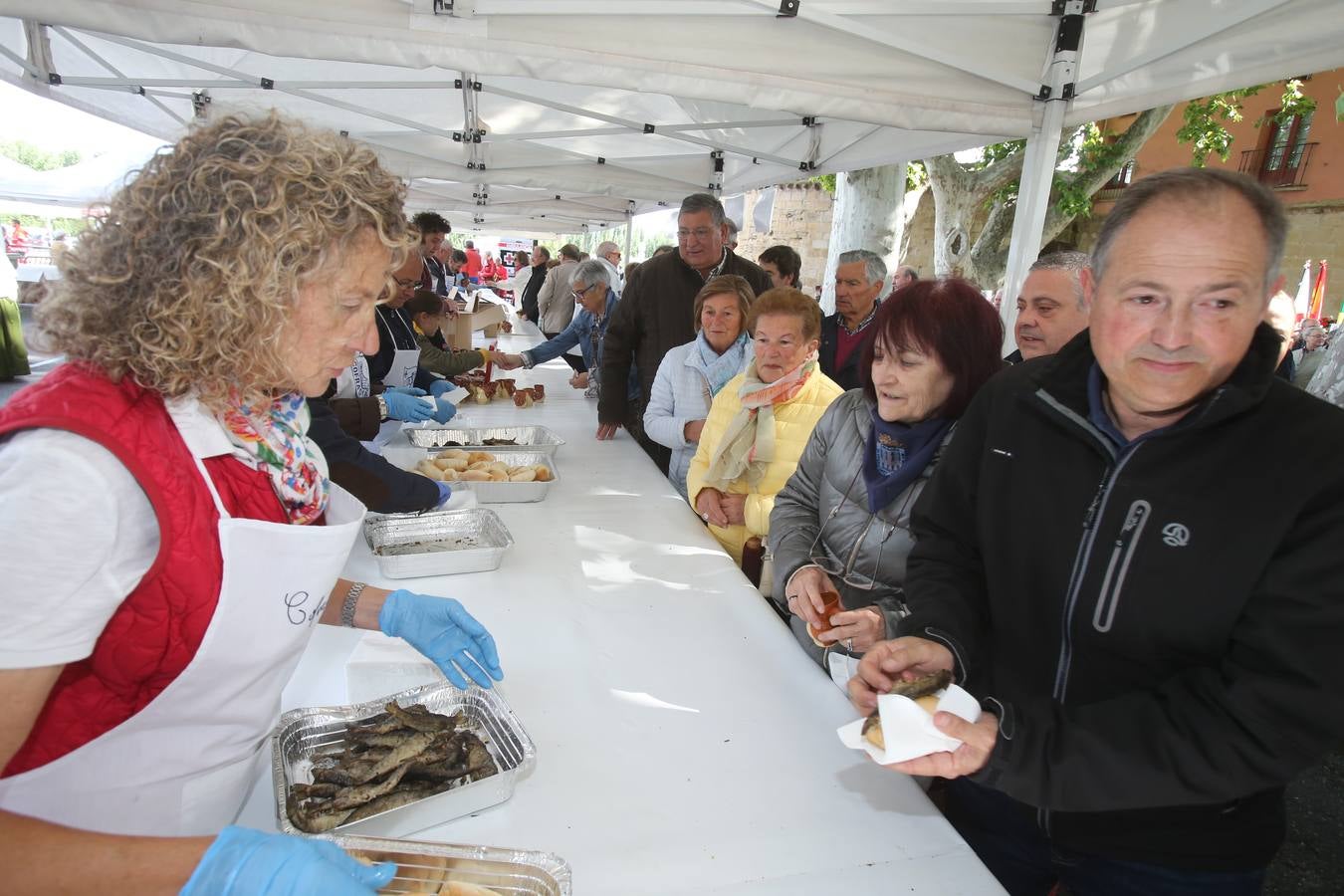 Fotos: Reparto del pez y el pan en San Bernabé (II)