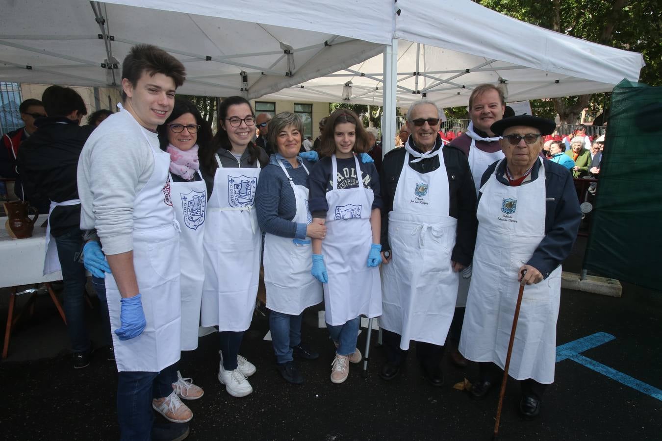 Fotos: Reparto del pez y el pan en San Bernabé (II)