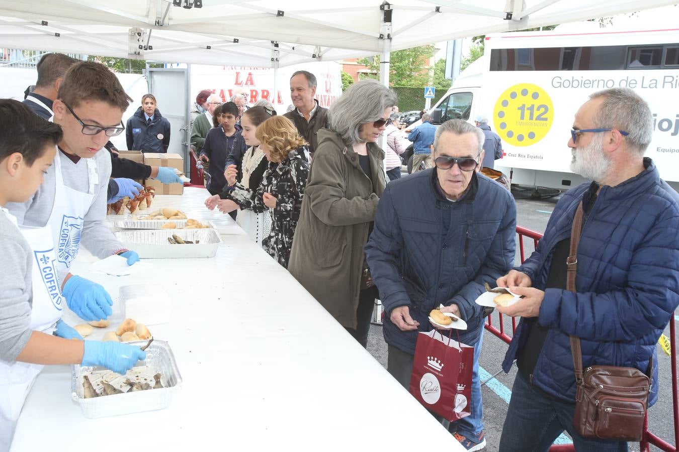 Fotos: Reparto del pez y el pan en San Bernabé (II)