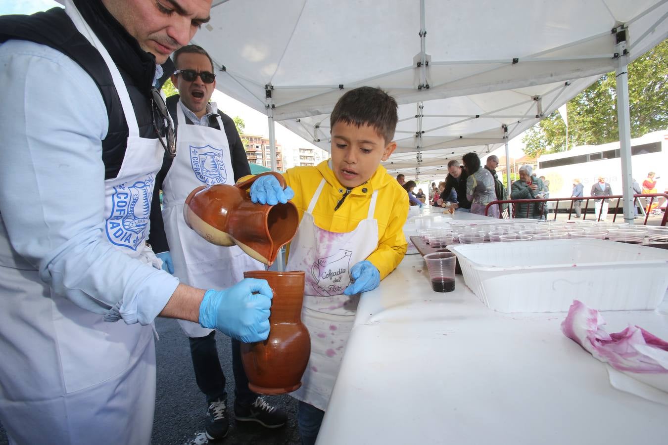 Fotos: Reparto del pez y el pan en San Bernabé (II)