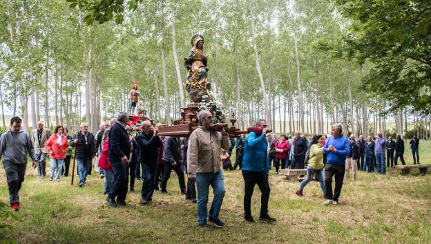 Procesión por los alrededores de la ermita de Las Abejas, que el domingo volverá a recibir a los calceatenses.