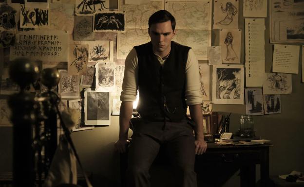 Nicholas Hoult, caracterizado como el escritor Tolkien.