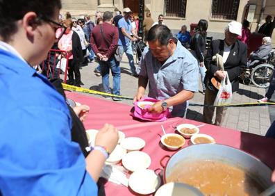 Imagen secundaria 1 - Tres momento del reparto de toro guisado, en Portales.