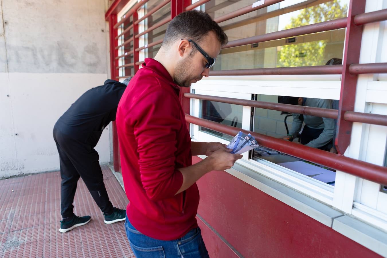 Fotos: Los aficionados acuden a las taquillas de la UDL a por las entradas del partido frente al Hércules