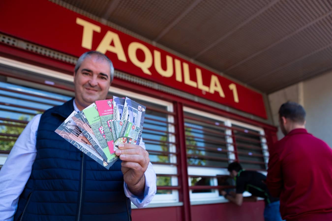 Fotos: Los aficionados acuden a las taquillas de la UDL a por las entradas del partido frente al Hércules