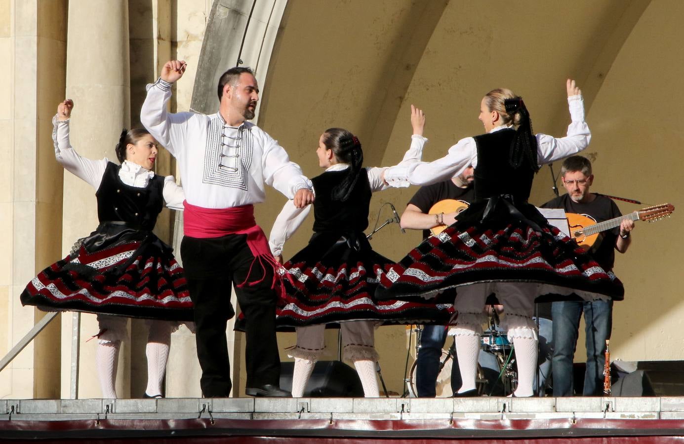 Fotos: VIII Festival Nacional de Folclore en el Paseo de El Espolón