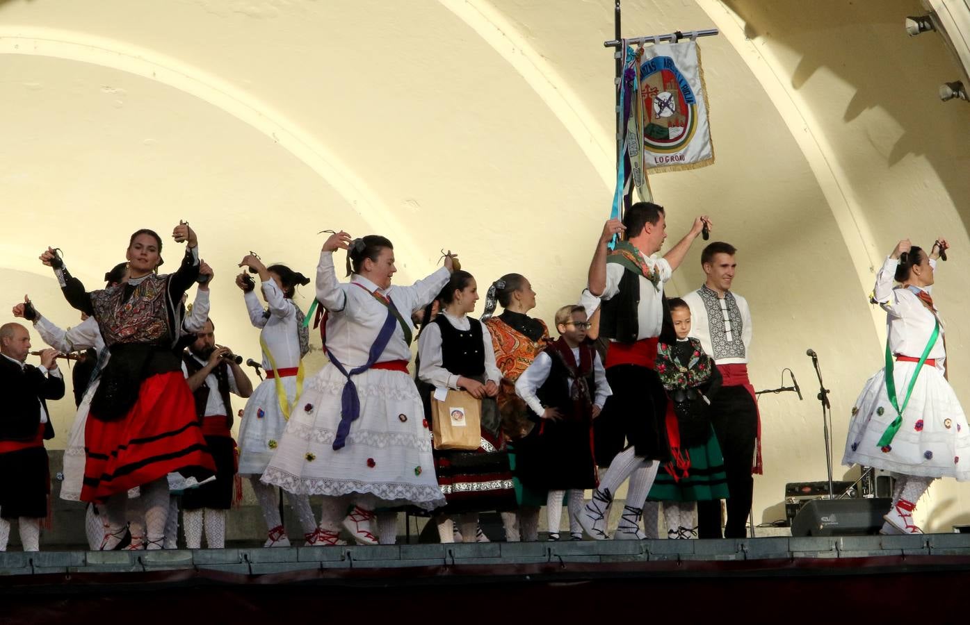 Fotos: VIII Festival Nacional de Folclore en el Paseo de El Espolón