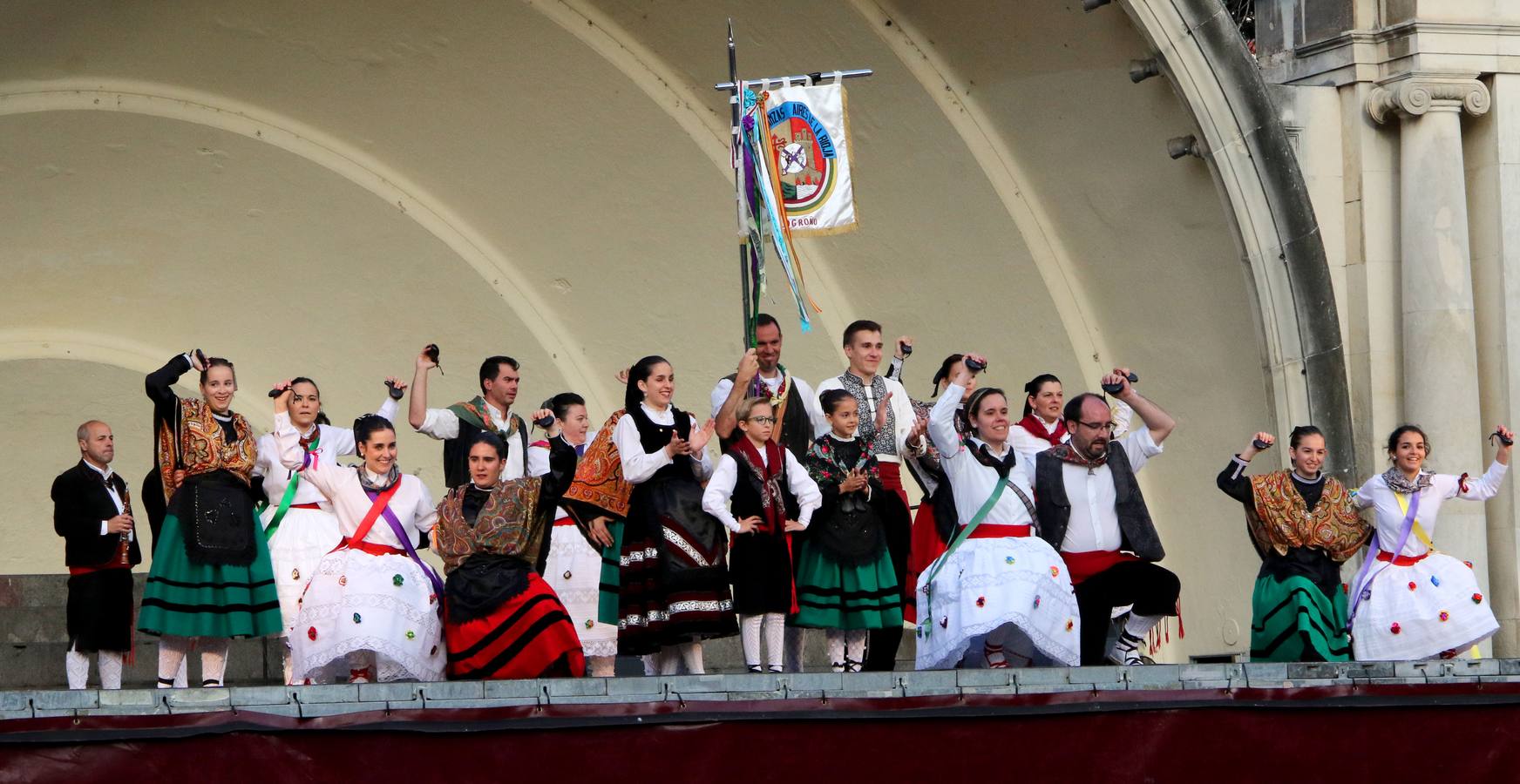 Fotos: VIII Festival Nacional de Folclore en el Paseo de El Espolón